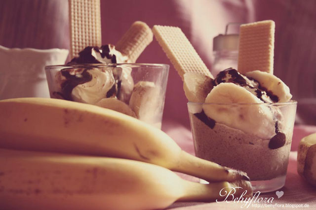 Dekoriert mit Bananen entsteht ein leckerer Eisbecher