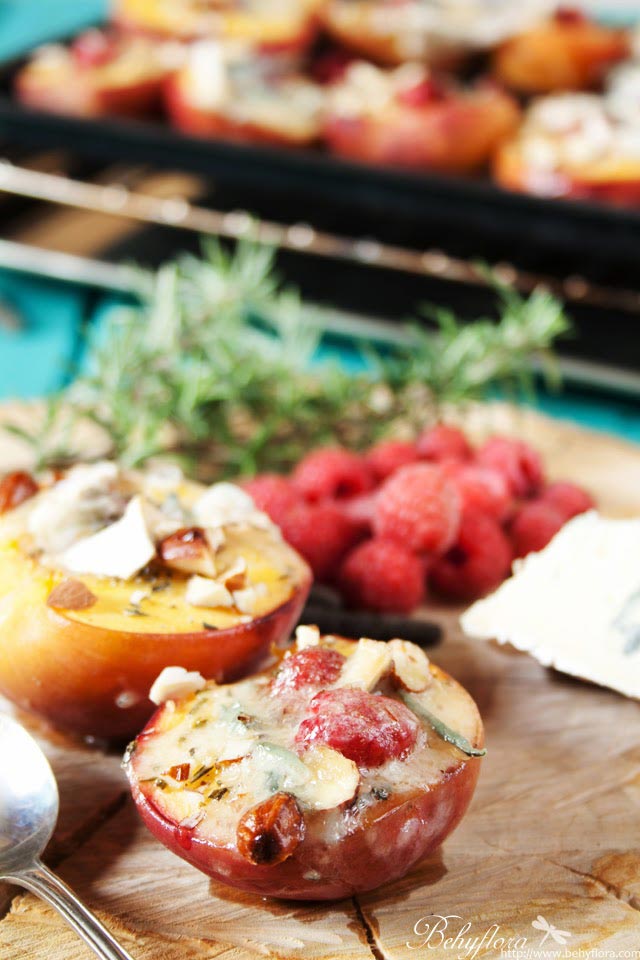 Gegrillte Pfirsiche mit Himbeeren und Gorgonzola